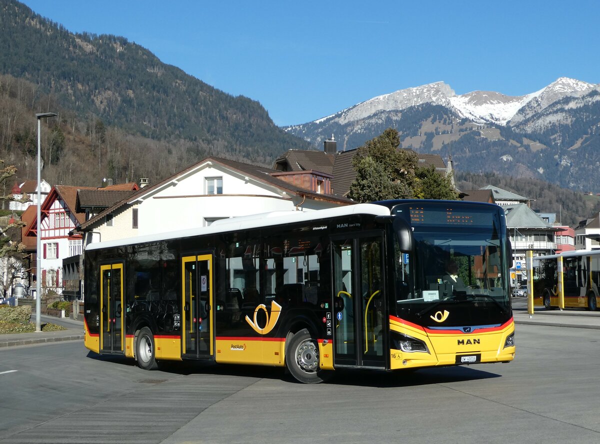 (246'142) - PostAuto Zentralschweiz - Nr. 16/OW 40'016/PID 11'747 - MAN am 16. Februar 2023 beim Bahnhof Sarnen