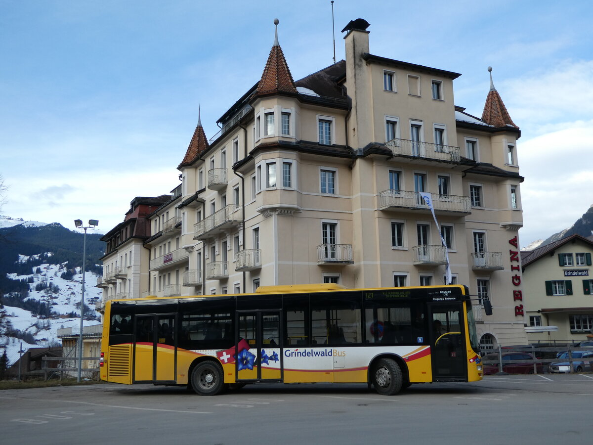 (246'206) - Grindelwaldbus, Grindelwald - Nr. 18/BE 382'871 - MAN/Gppel am 17. Februar 2023 beim Bahnhof Grindelwald