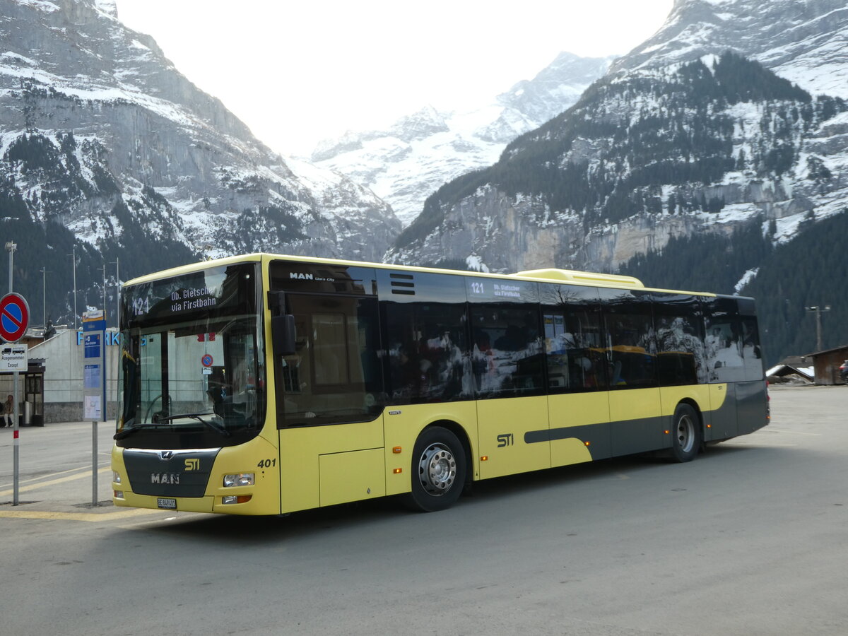 (246'210) - STI Thun - Nr. 401/BE 849'401 - MAN am 17. Februar 2023 beim Bahnhof Grindelwald (Einsatz Grindelwaldbus)