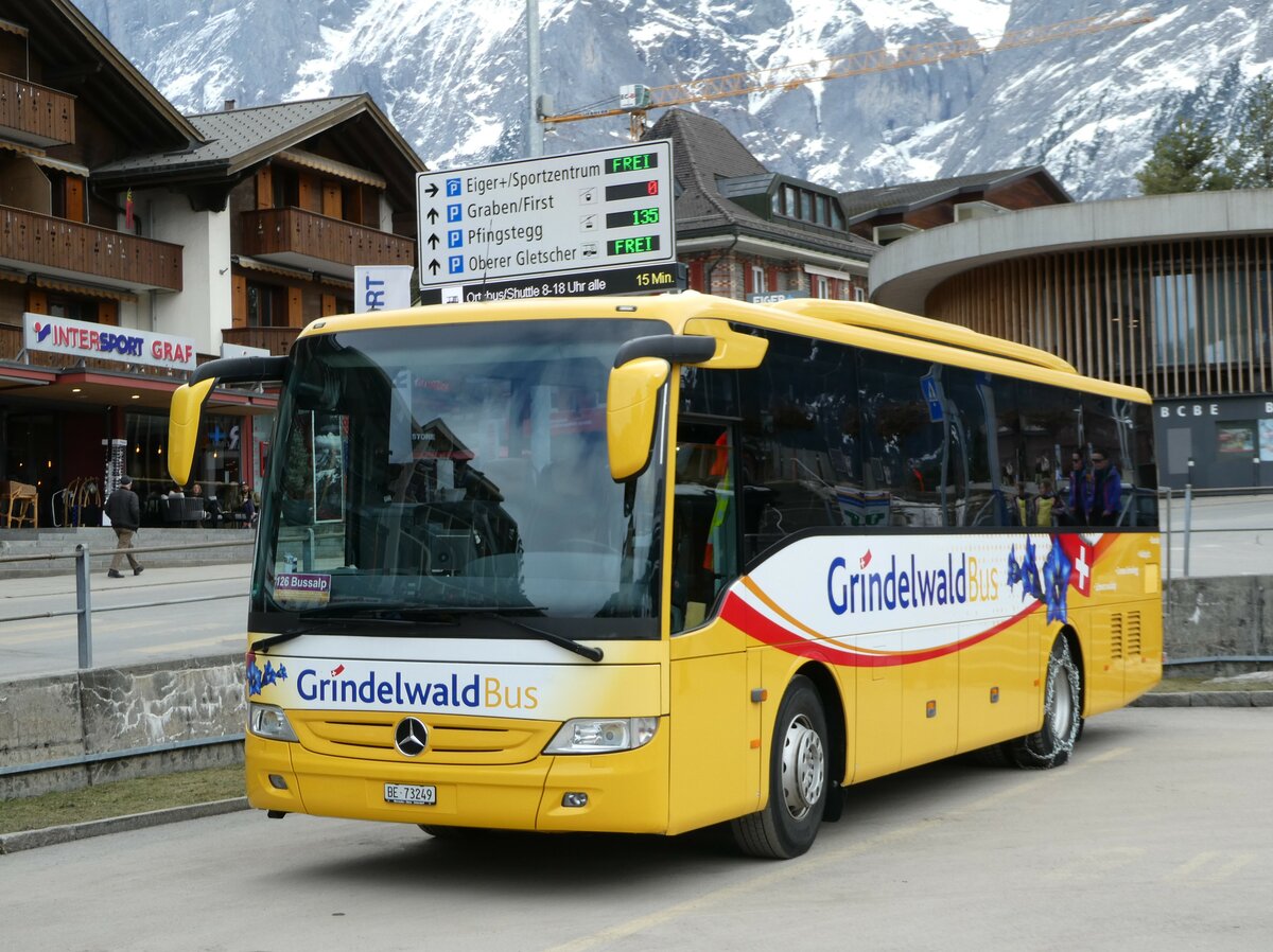 (246'245) - Grindelwaldbus, Grindelwald - Nr. 25/BE 73'249 - Mercedes am 17. Februar 2023 beim Bahnhof Grindelwald