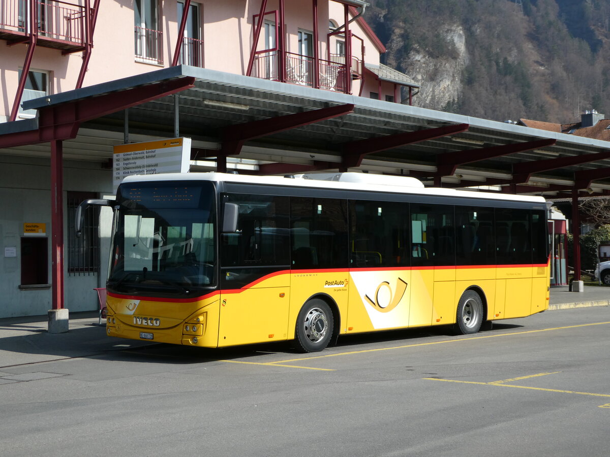 (246'790) - Flck, Brienz - Nr. 28/BE 868'728/PID 11'830 - Iveco am 2. Mrz 2023 in Meiringen, Postautostation