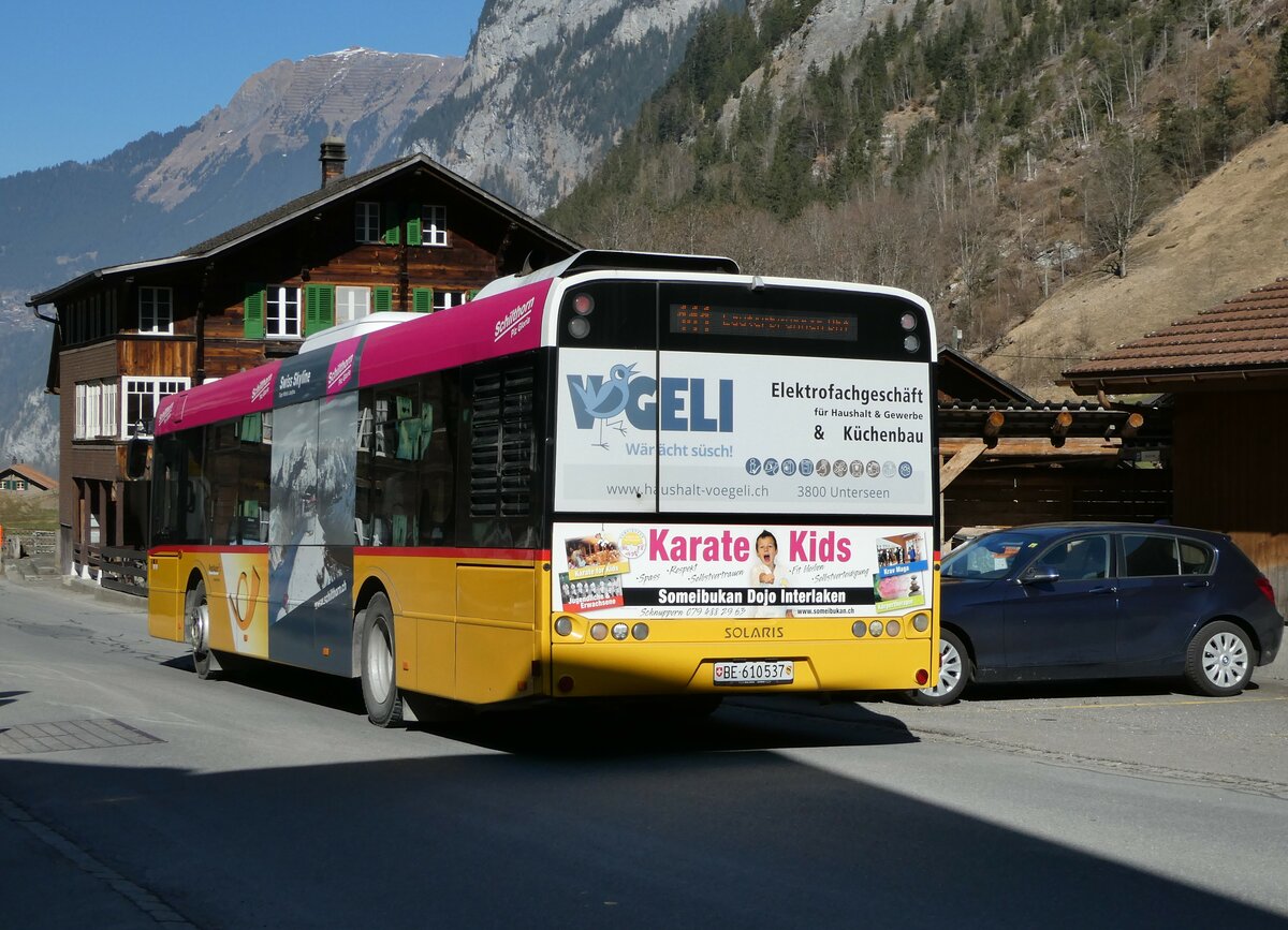 (246'900) - PostAuto Bern - BE 610'537/PID 5070 - Solaris am 5. März 2023 beim Bahnhof Lauterbrunnen