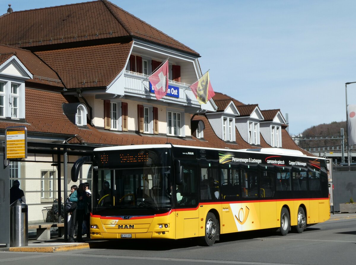 (247'200) - PostAuto Bern - BE 811'692/PID 11'425 - MAN am 13. Mrz 2023 beim Bahnhof Interlaken Ost