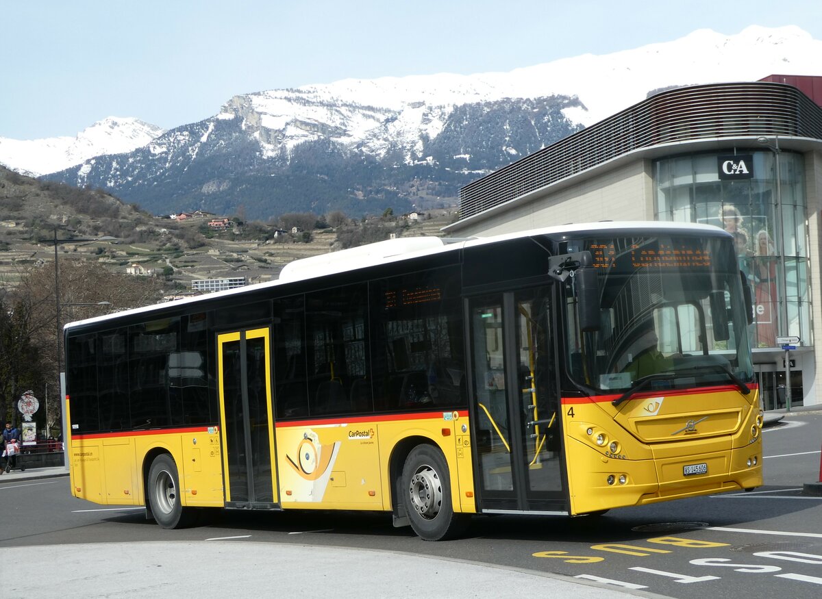 (247'248) - Lathion, Sion - Nr. 4/VS 145'606/PID 10'998 - Volvo am 16. Mrz 2023 beim Bahnhof Sion 