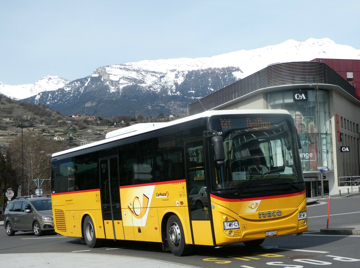 (247'251) - Evquoz, Erde - VS 13'423/PID 10'231 - Iveco am 16. Mrz 2023 beim Bahnhof Sion