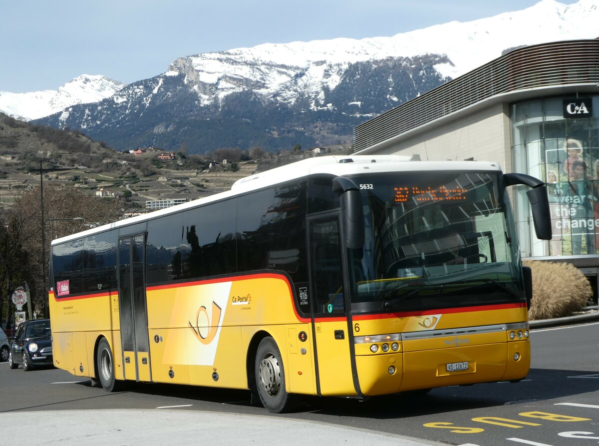 (247'265) - Lathion, Sion - Nr. 6/VS 12'672/PID 5632 - Van Hool am 16. Mrz 2023 beim Bahnhof Sion