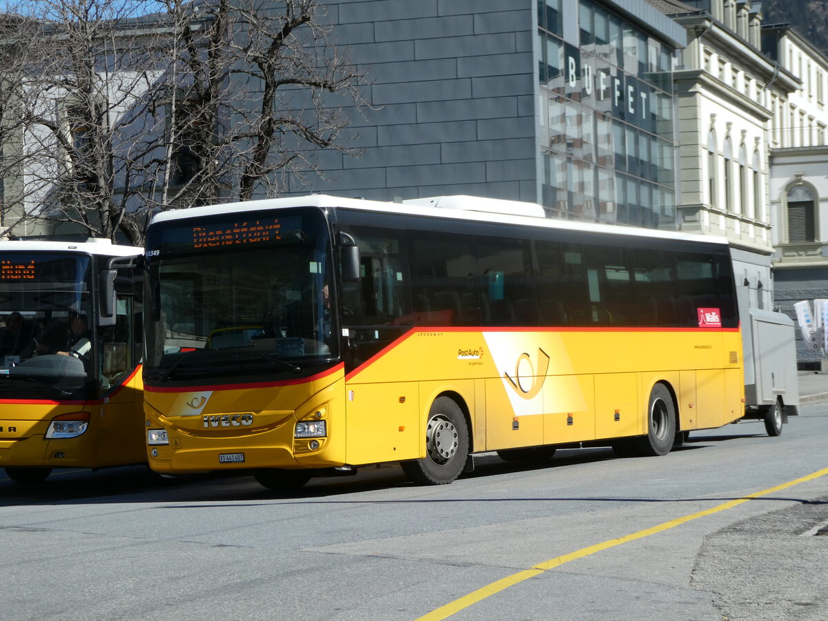 (247'276) - PostAuto Wallis - VS 441'407/PID 10'349 - Iveco am 16. Mrz 2023 beim Bahnhof Brig