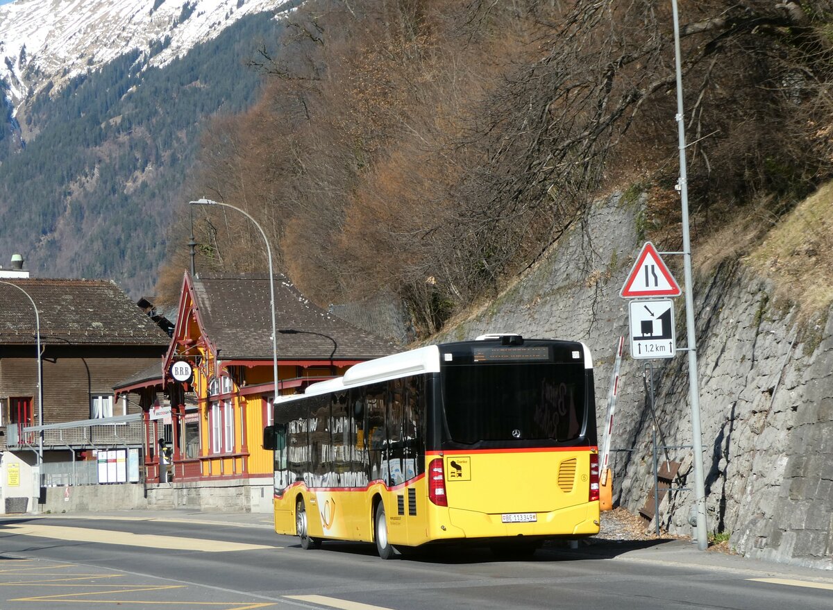 (247'393) - Flck, Brienz - Nr. 5/BE 113'349/PID 10'859 - Mercedes am 18. Mrz 2023 beim Bahnhof Brienz