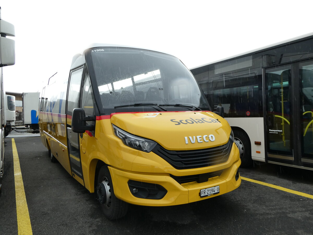 (247'711) - CarPostal Ouest - FR 2194 U/PID 11'906 - Iveco/Rosero am 25. Mrz 2023 in Kerzers, Interbus