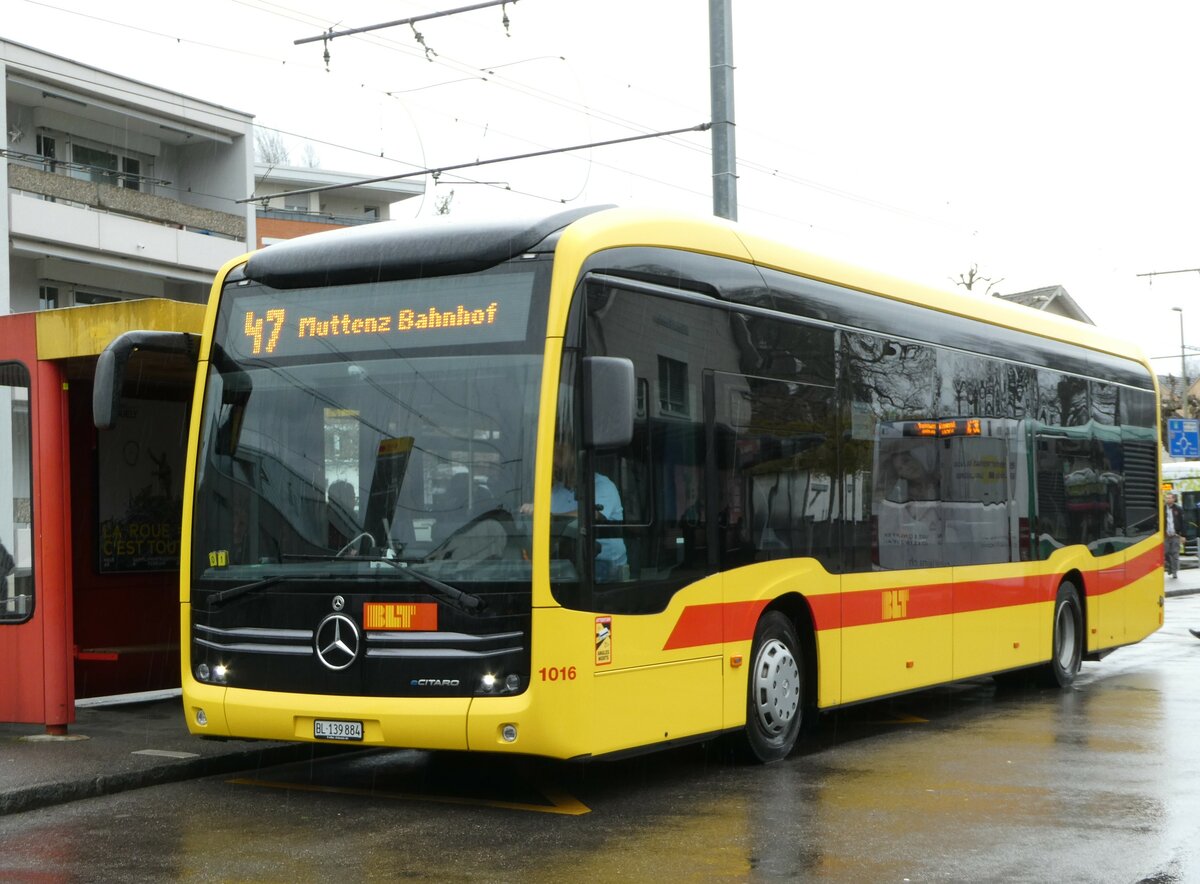 (247'894) - BLT Oberwil - Nr. 1016/BL 139'884 - Mercedes am 30. Mrz 2023 in Bottmingen, Schloss