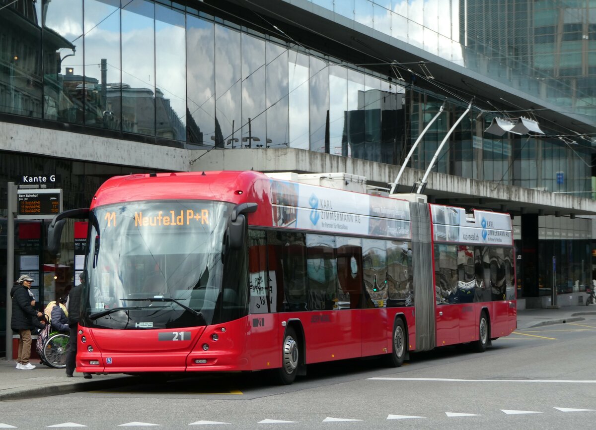 (248'218) - Bernmobil, Bern - Nr. 21 - Hess/Hess Gelenktrolleybus am 8. April 2023 beim Bahnhof Bern