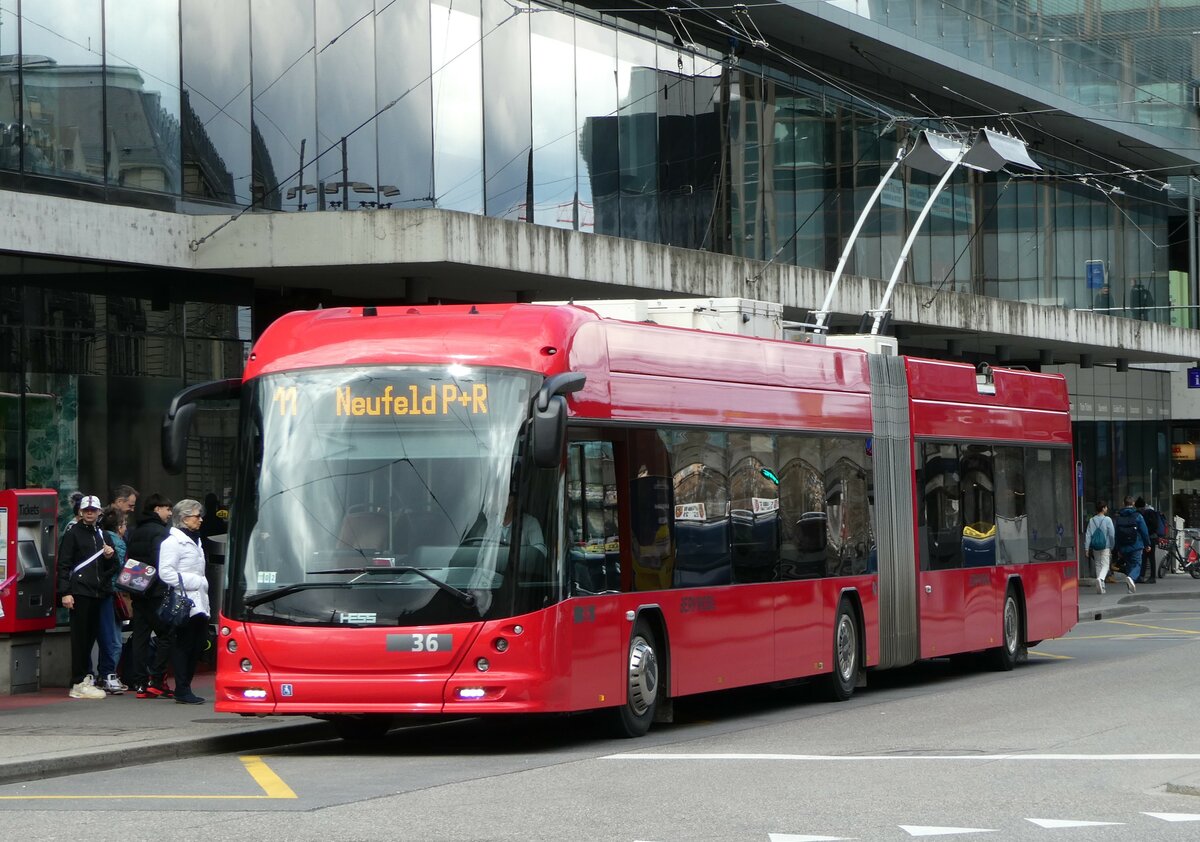 (248'222) - Bernmobil, Bern - Nr. 36 - Hess/Hess Gelenktrolleybus am 8. April 2023 beim Bahnhof Bern