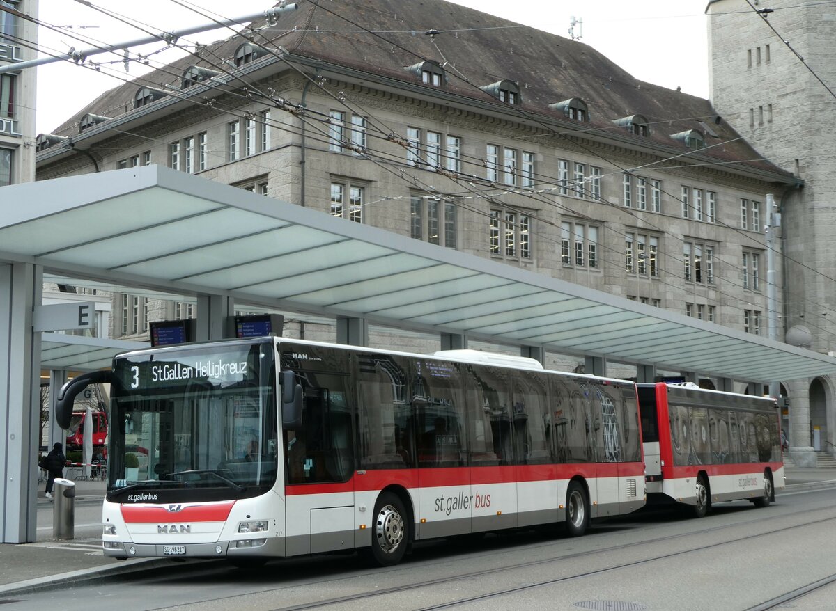 (248'444) - St. Gallerbus, St. Gallen - Nr. 217/SG 198'217 - MAN am 13. April 2023 beim Bahnhof St. Gallen