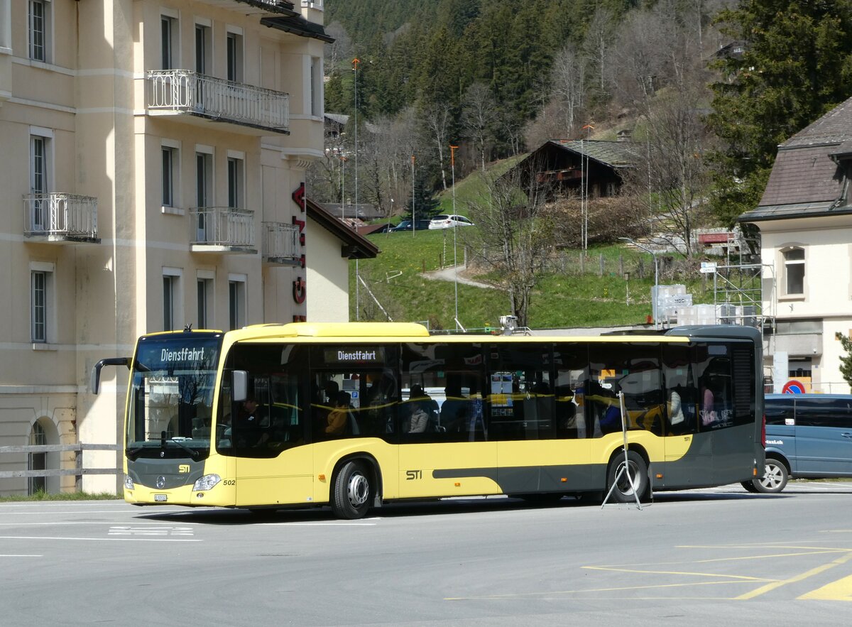 (248'789) - STI Thun - Nr. 502/BE 809'502 - Mercedes am 18. April 2023 beim Bahnhof Grindelwald 