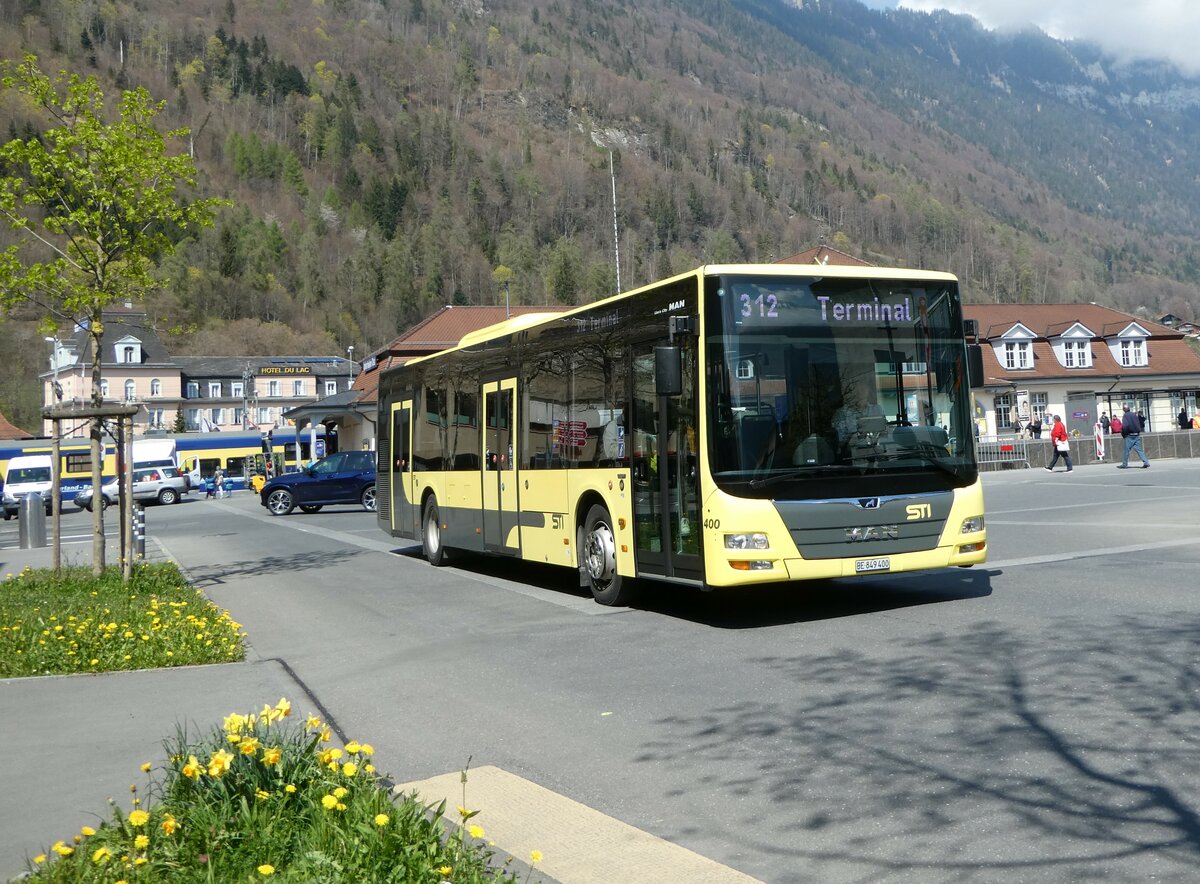 (248'869) - STI Thun - Nr. 400/BE 849'400 - MAN am 19. April 2023 beim Bahnhof Interlaken Ost