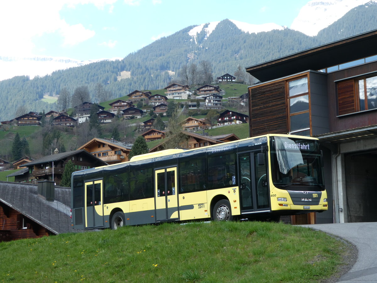 (248'884) - STI Thun - Nr. 400/BE 849'400 - MAN am 19. April 2023 in Grindelwald, Garage Grindelwaldbus