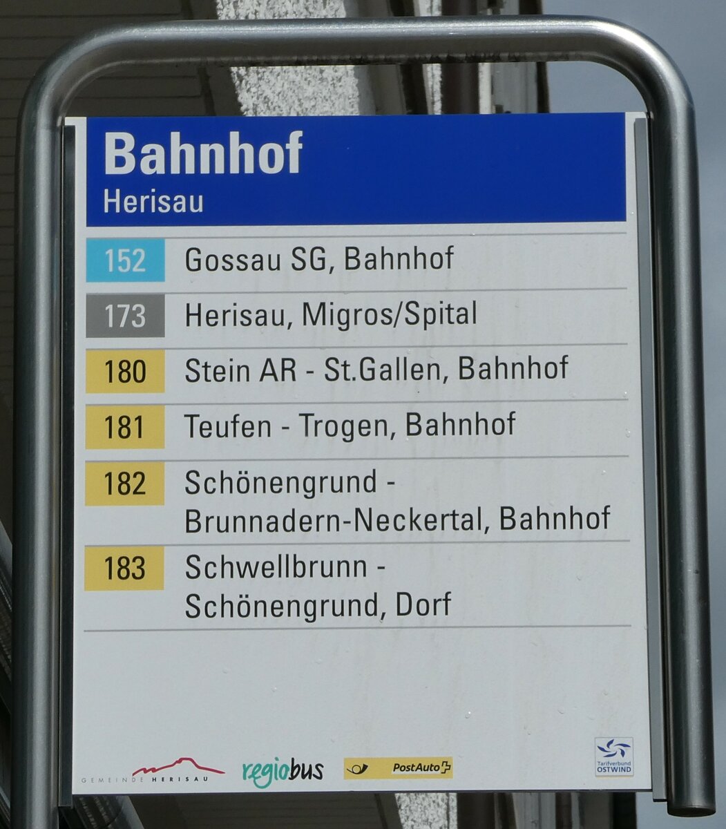 (249'133) - regiobus/GEMEINDE HERISAU/PostAuto-Haltestellenschild - Herisau, Bahnhof - am 25. April 2023