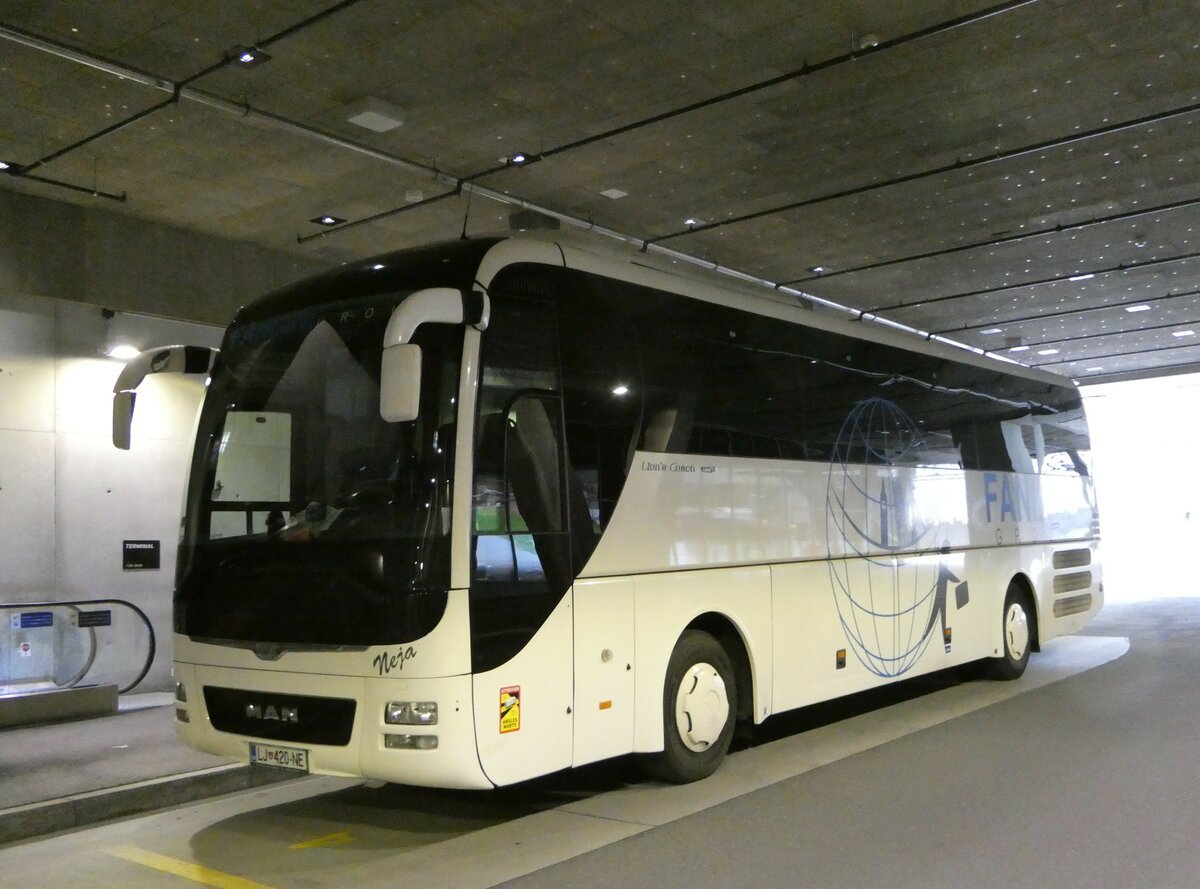 (249'190) - Aus Slowenien: Faniani, Ljubljana - LJ 420-NE - MAN am 28. April 2023 in Grindelwald, Terminal