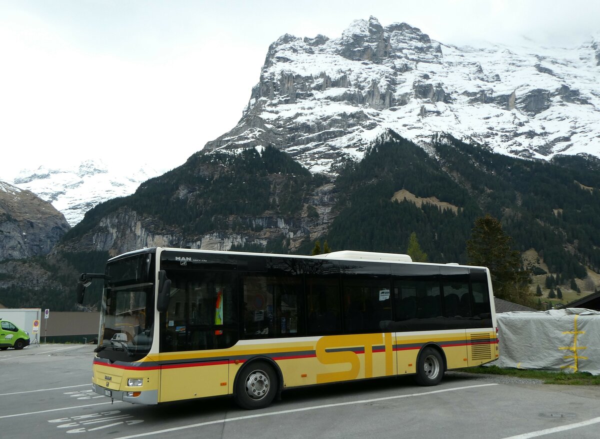 (249'206) - Grindelwaldbus, Grindelwald - Nr. 17/BE 72'444 - MAN/Gppel (ex STI Thun Nr. 133) am 28. April 2023 beim Bahnhof Grindelwald