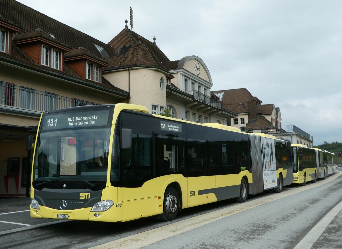 (249'366) - STI Thun - Nr. 163/BE 752'163 - Mercedes am 2. Mai 2023 beim Bahnhof Spiez