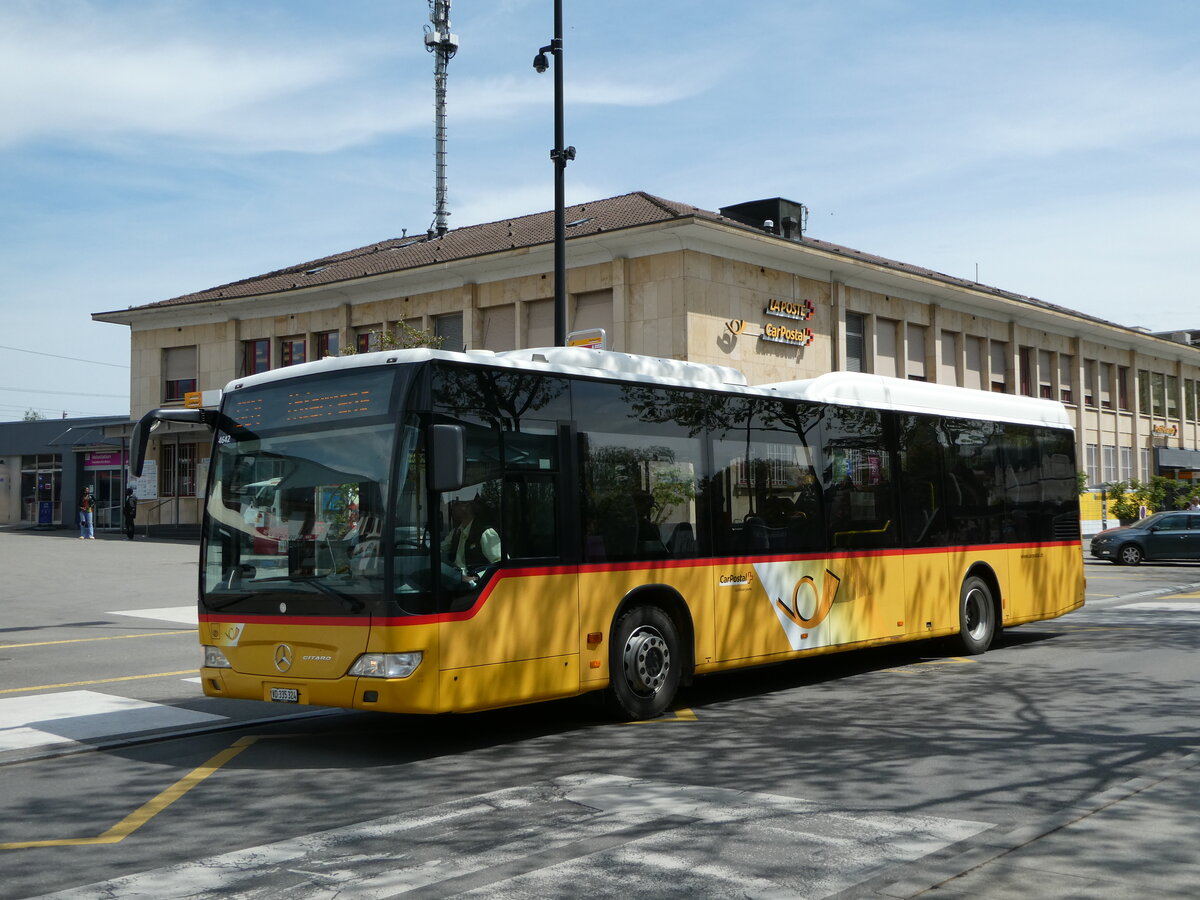 (249'657) - CarPostal Ouest - VD 335'324/PID 4642 - Mercedes am 5. Mai 2023 beim Bahnhof Yverdon