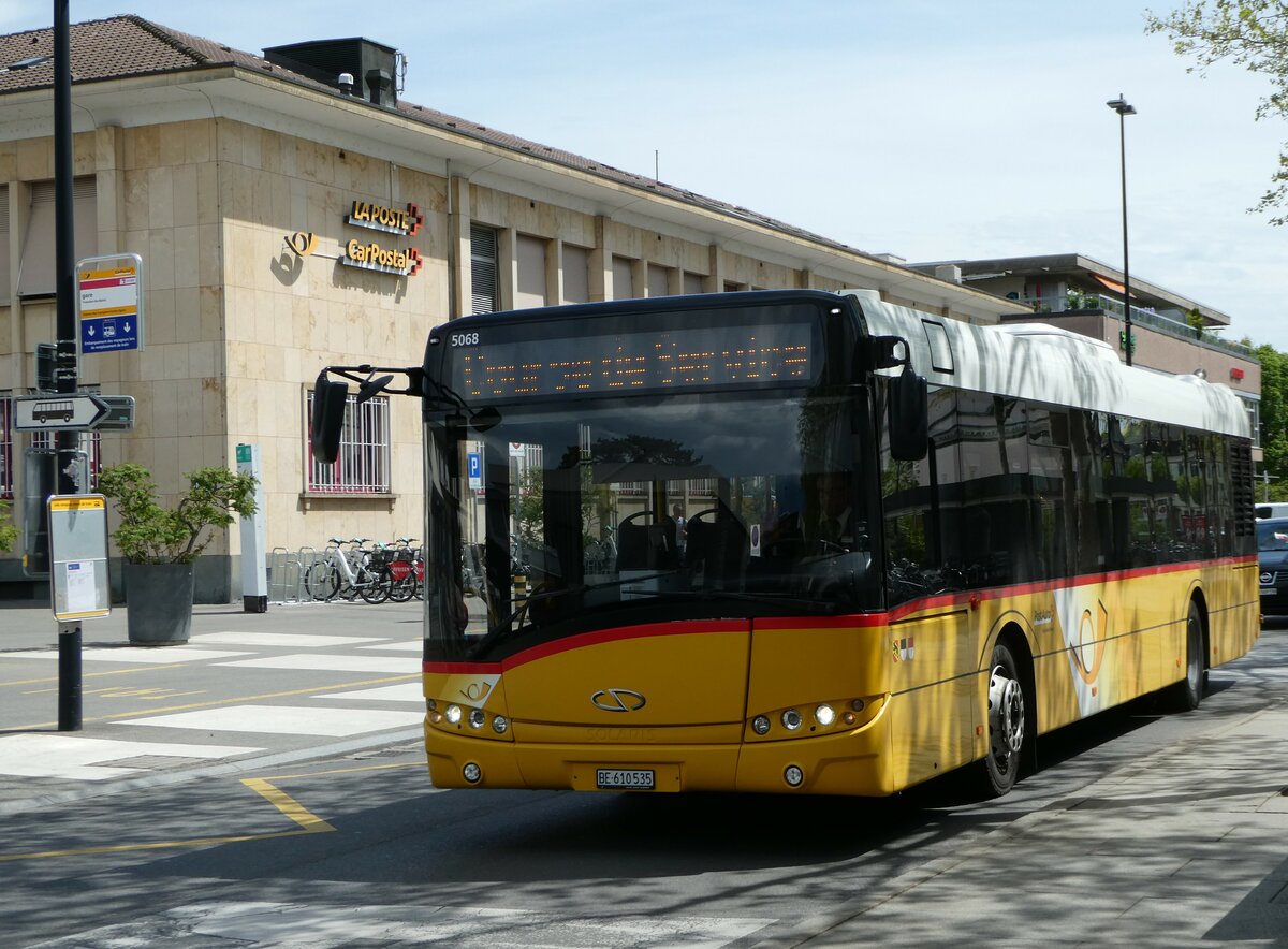 (249'658) - PostAuto Bern - BE 610'535/PID 5068 - Solaris am 5. Mai 2023 beim Bahnhof Yverdon