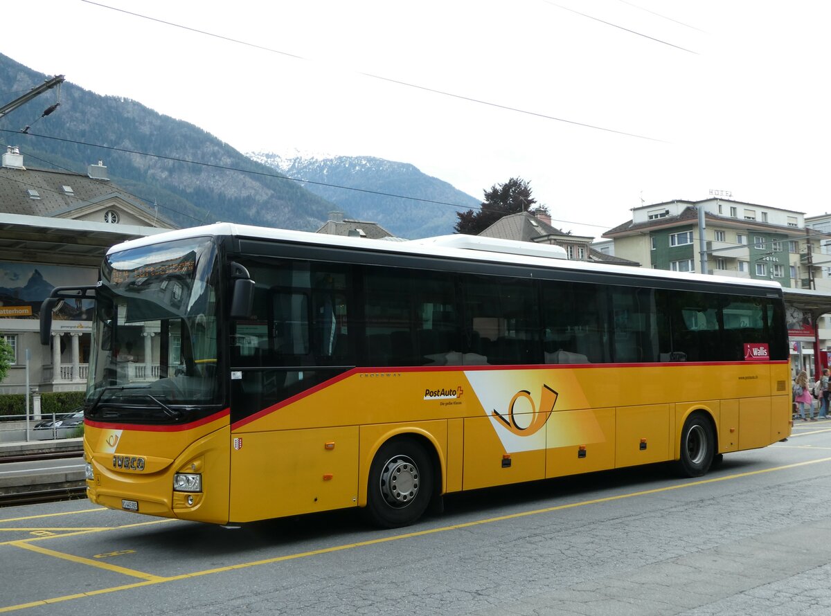 (249'684) - PostAuto Wallis - VS 445'905/PID 10'520 - Iveco am 5. Mai 2023 beim Bahnhof Brig