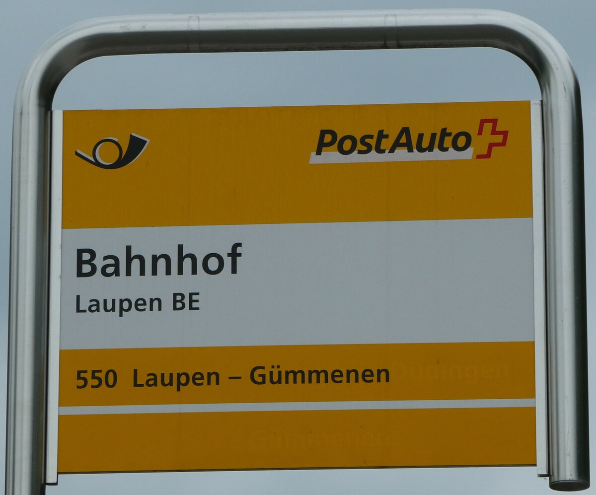 (250'270) - PostAuto-Haltestellenschild - Laupen BE, Bahnhof - am 20. Mai 2023