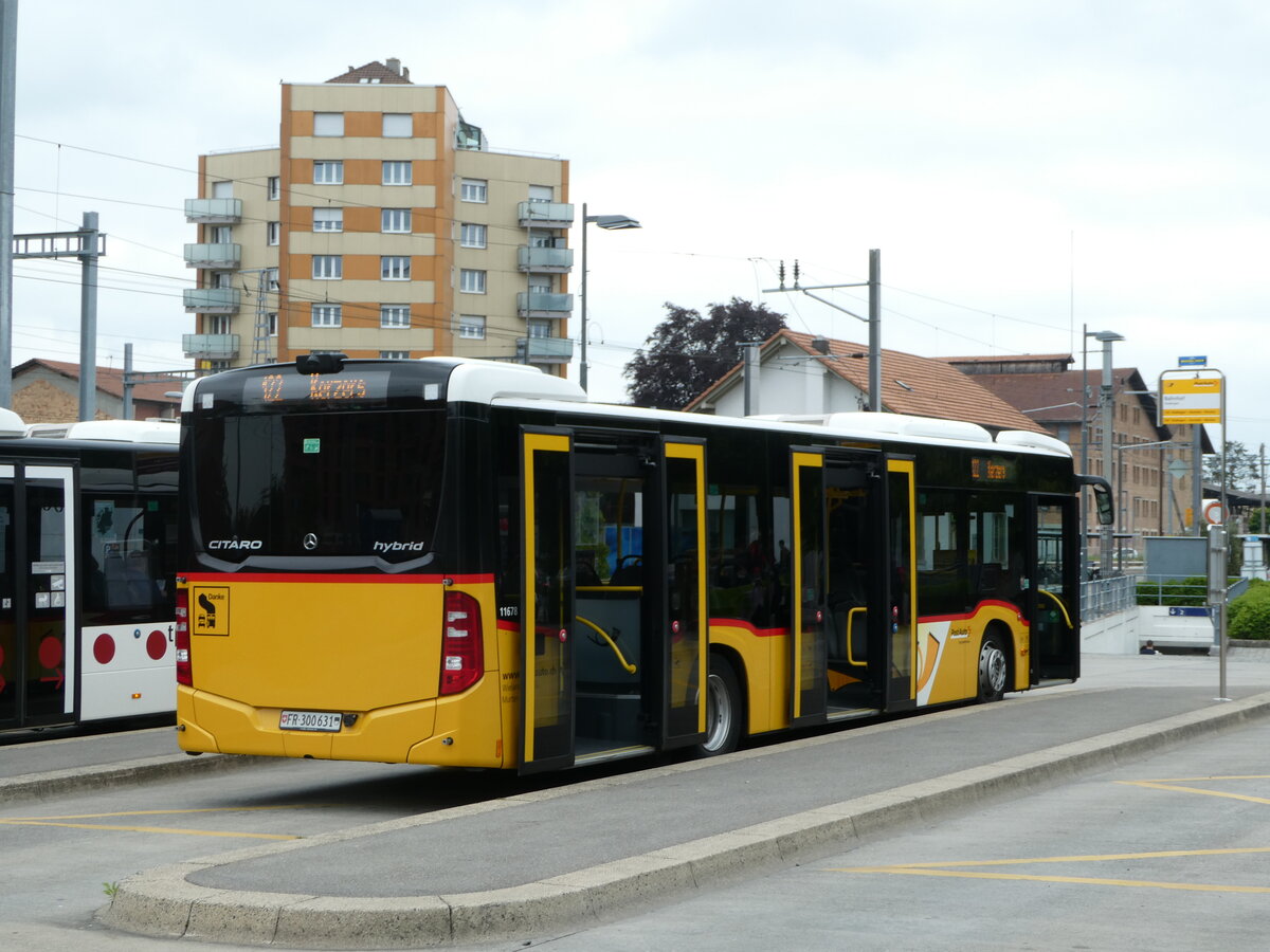 (250'296) - Wieland, Murten - Nr. 125/FR 300'631/PID 11'678 - Mercedes am 20. Mai 2023 beim Bahnhof Ddingen