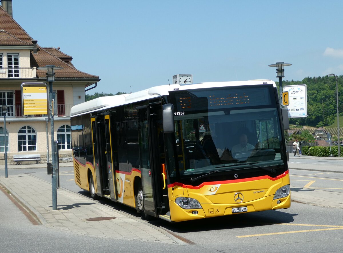 (250'462) - PostAuto Bern - BE 653'386/PID 11'857 - Mercedes am 26. Mai 2023 beim Bahnhof Spiez