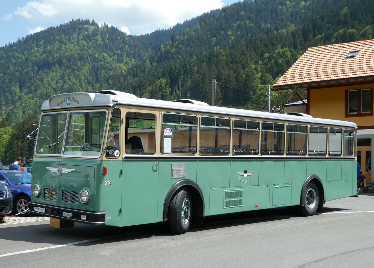 (250'645) - TPF Fribourg - Nr. 33/FR 300'450 - Saurer/Hess (ex Oldtimer Club 33, Tafers Nr. 33; ex GFM Fribourg Nr. 33) am 27. Mai 2023 beim Bahnhof Boltigen