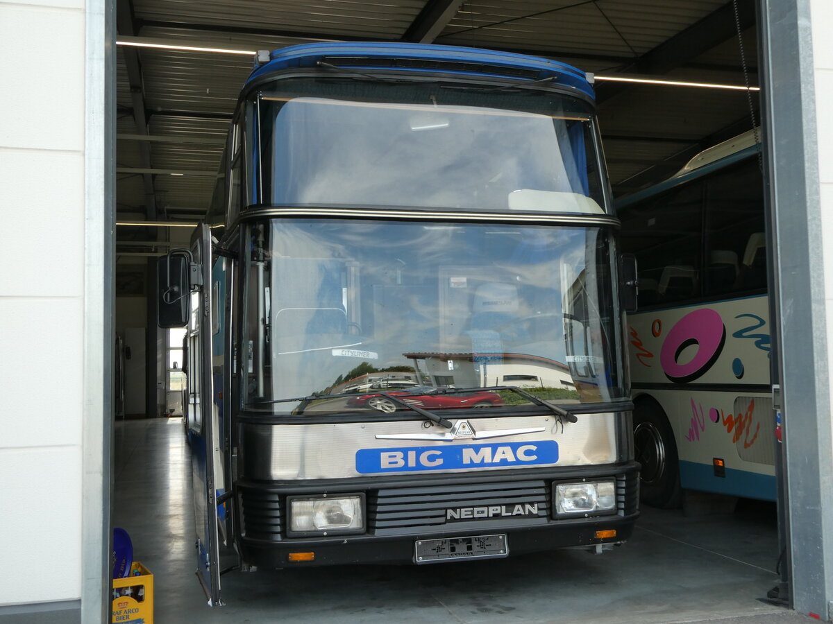 (251'036) - McDonald's, Mnchen (Auwrter) - Neoplan am 4. Juni 2023 in Pilsting, Auwrter Automobil-Park