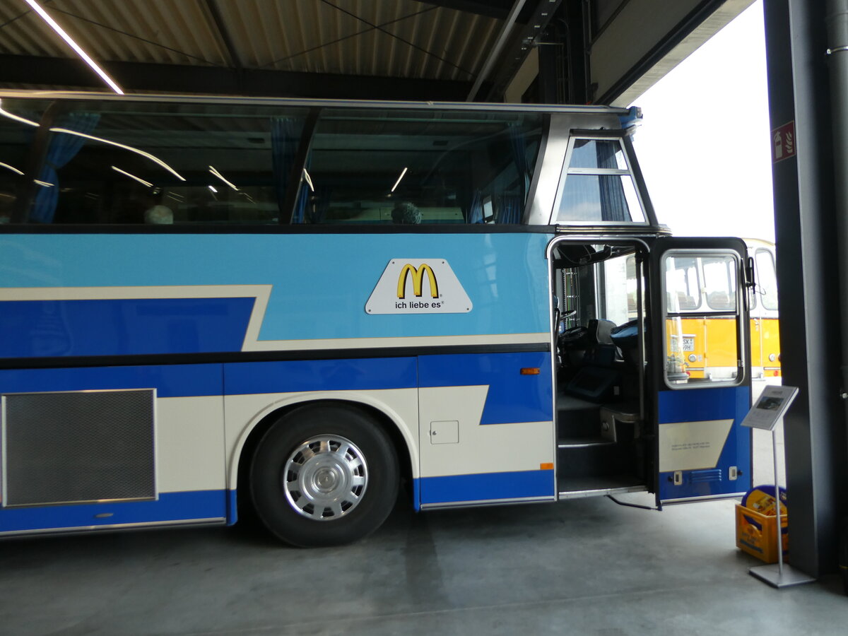 (251'039) - McDonald's, Mnchen (Auwrter) - Neoplan am 4. Juni 2023 in Pilsting, Auwrter Automobil-Park (Teilaufnahme)