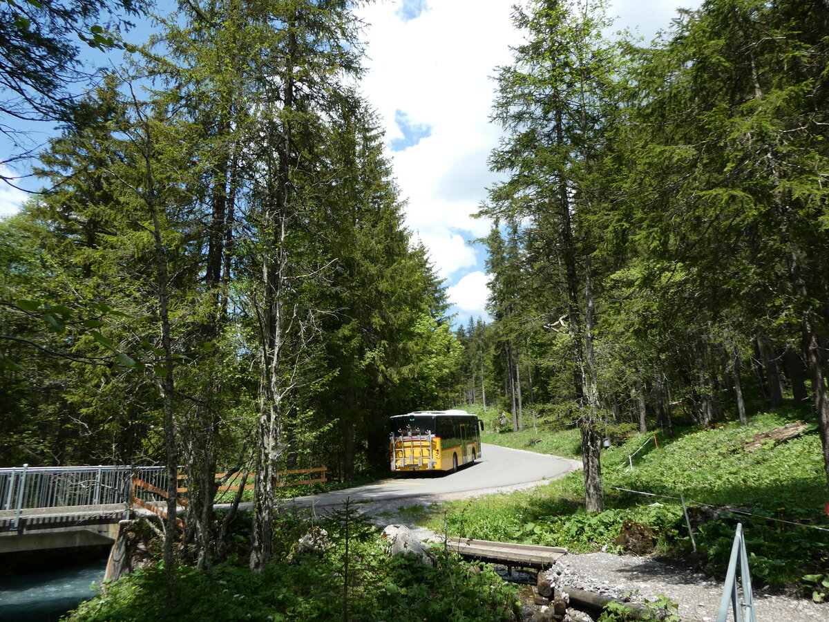 (251'129) - Kbli, Gstaad - BE 308'737/PID 11'458 - Volvo am 6. Juni 2023 in Lauenen, Lauenensee