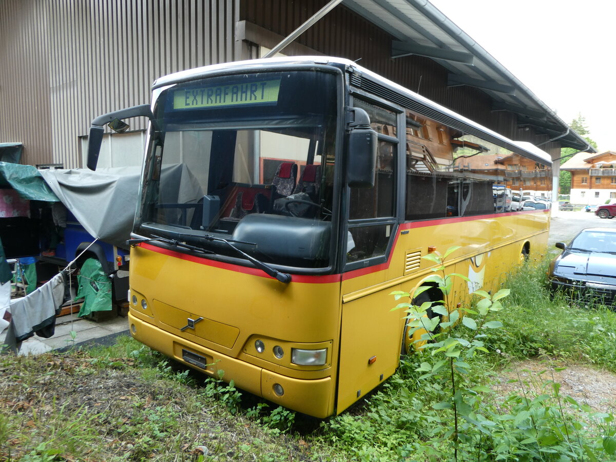 (251'139) - Kbli, Gstaad - PID 1862 - Volvo (ex Nr. 0) am 6. Juni 2023 in Gstaad, Garage