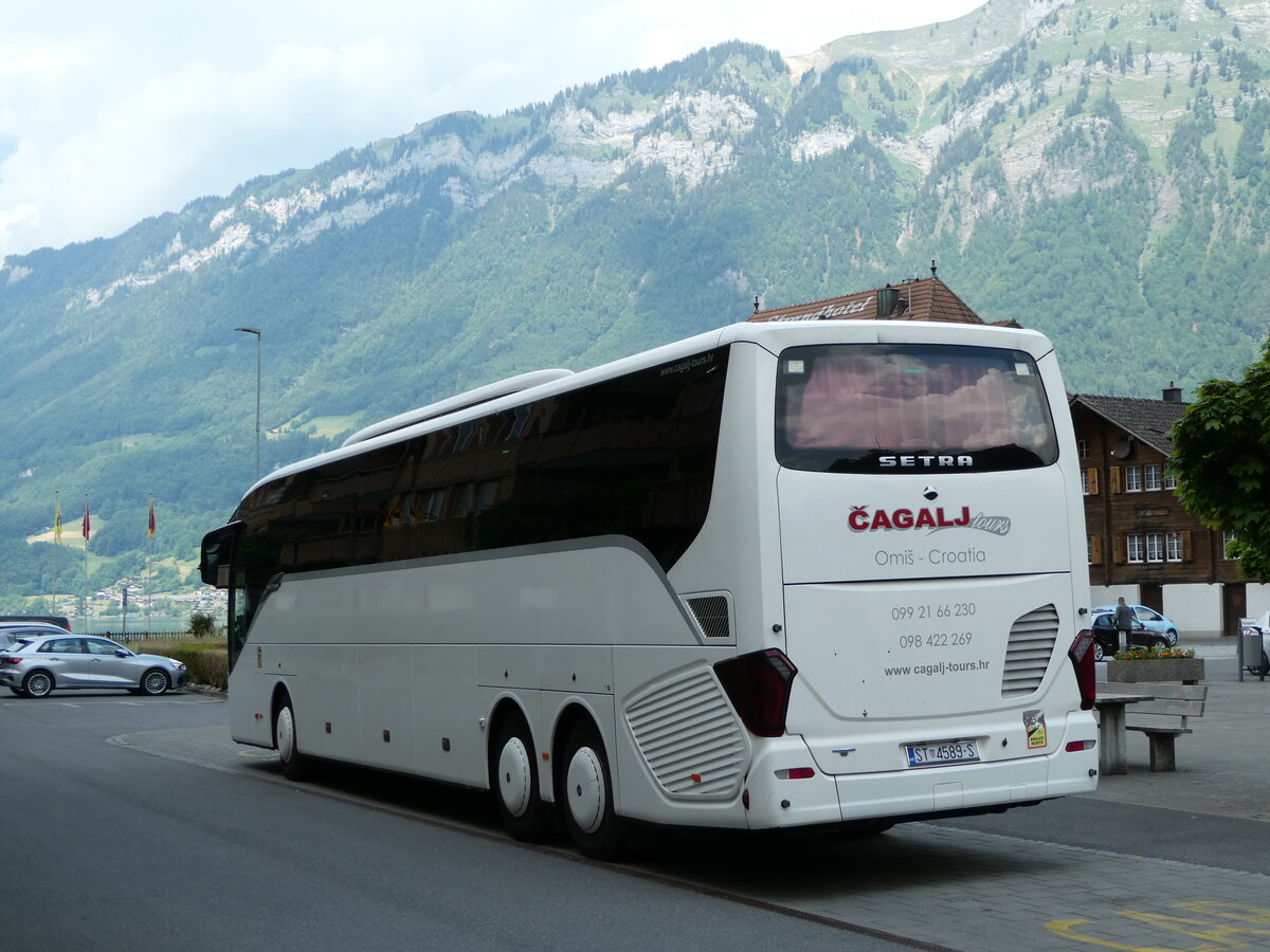 (251'167) - Aus Kroatien: Cagalj, Omis - ST 4589-S - Setra am 8. Juni 2023 in Iseltwald, Dorfplatz