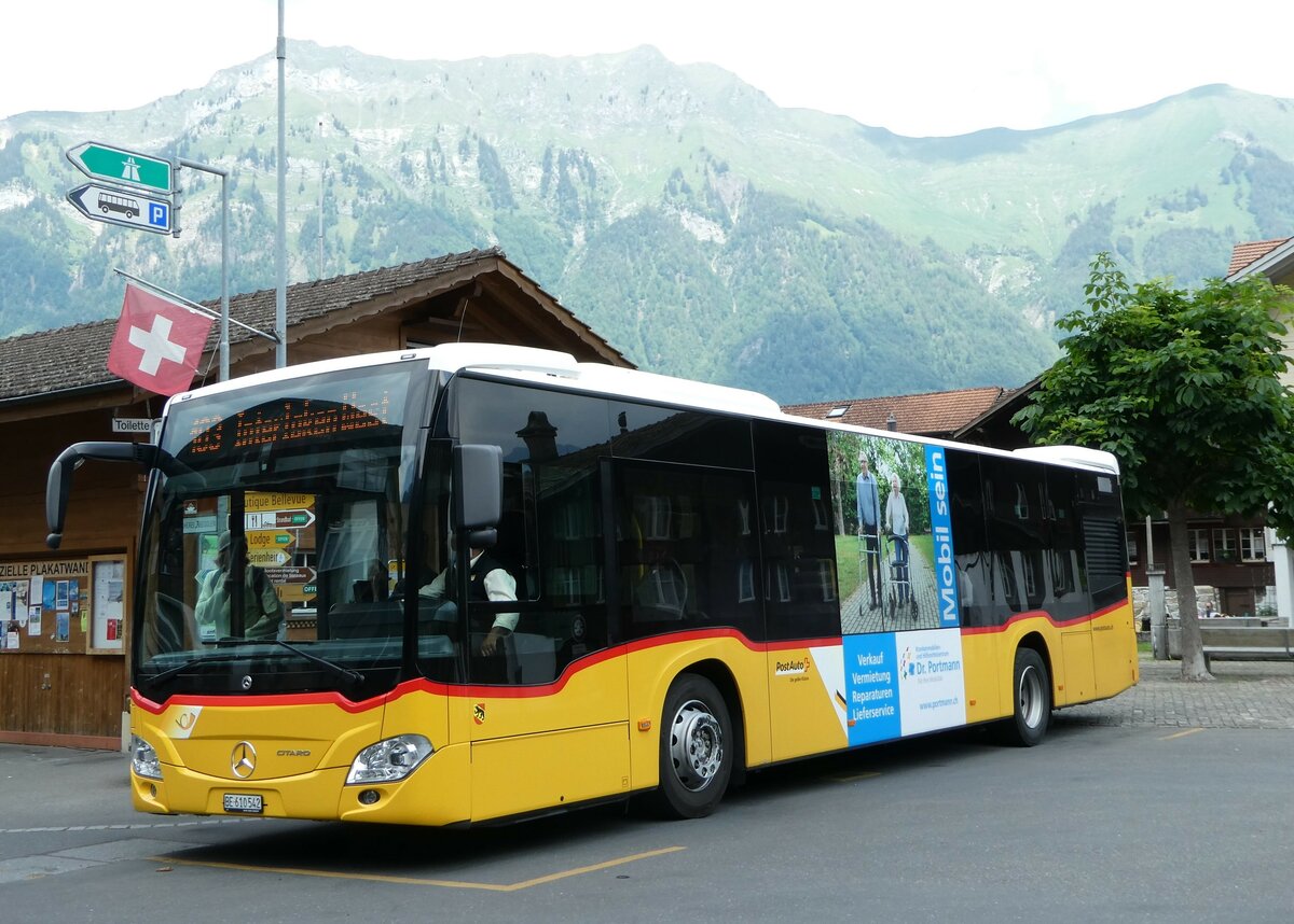 (251'173) - PostAuto Bern - BE 610'542/PID 11'686 - Mercedes am 8. Juni 2023 in Iseltwald, Dorfplatz