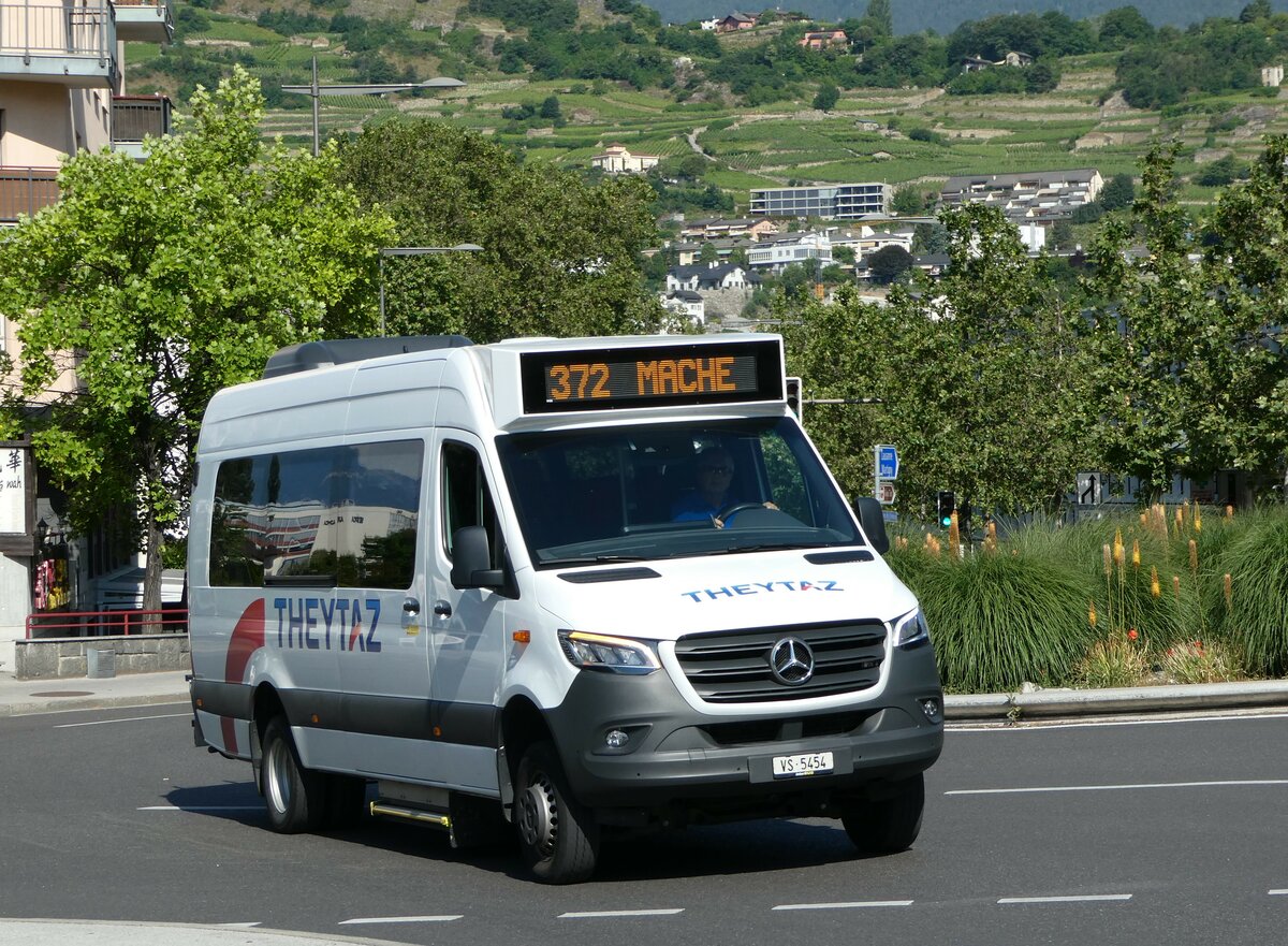 (251'184) - Theytaz, Sion - VS 5454 - Mercedes am 9. Juni 2023 beim Bahnhof Sion