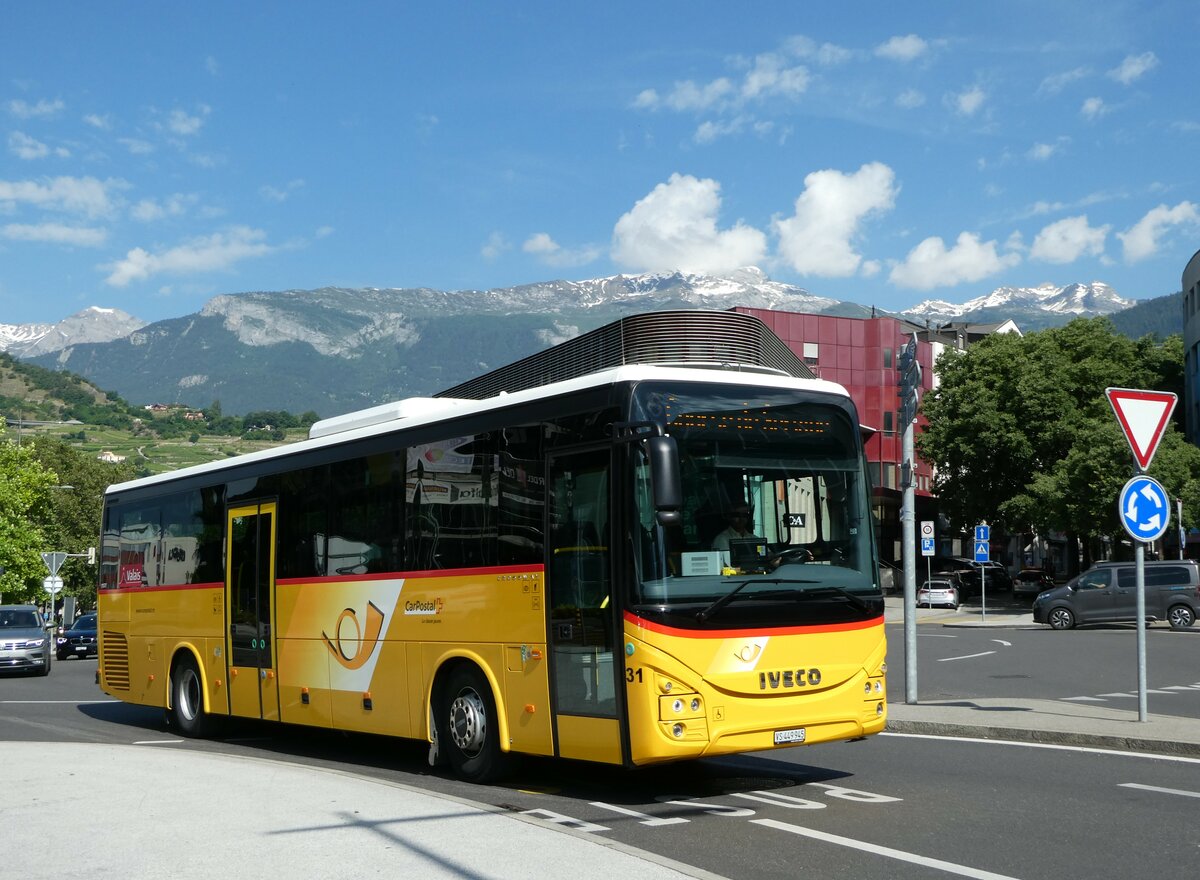 (251'200) - PostAuto Wallis - Nr. 31/VS 449'945/PID 11'577 - Iveco am 9. Juni 2023 beim Bahnhof Sion