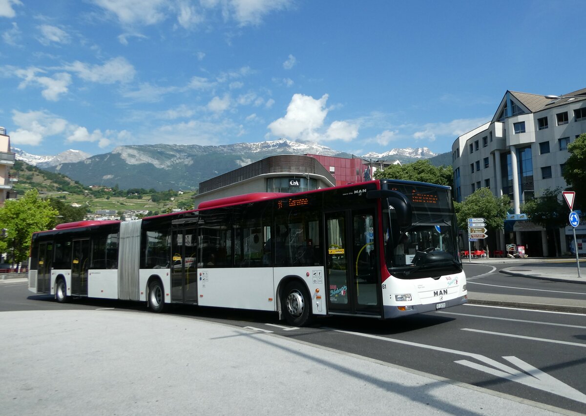 (251'206) - PostAuto Wallis - Nr. 61/VS 26'738/PID 5096 - MAN (ex Lathion, Sion Nr. 61) am 9. Juni 2023 beim Bahnhof Sion