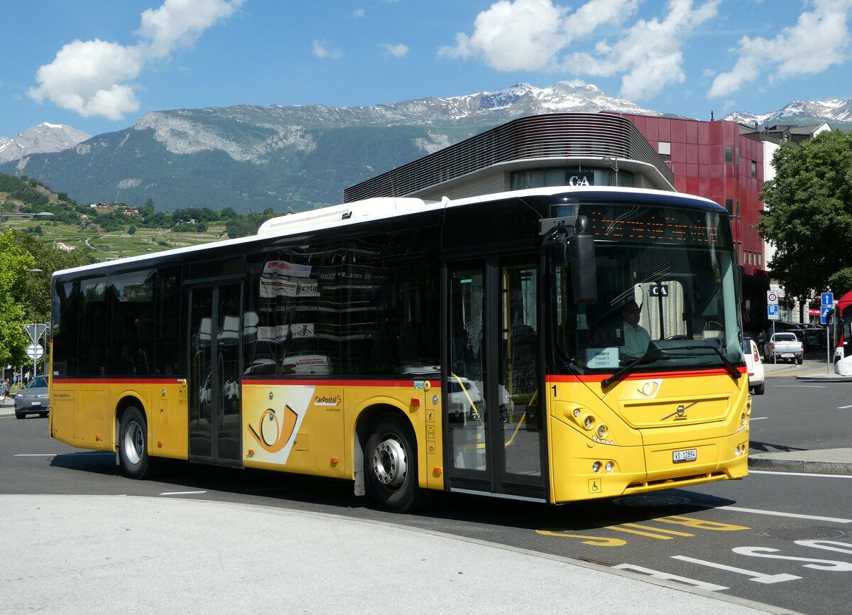 (251'209) - Lathion, Sion - Nr. 1/VS 12'894/PID 10'492 - Volvo am 9. Juni 2023 beim Bahnhof Sion