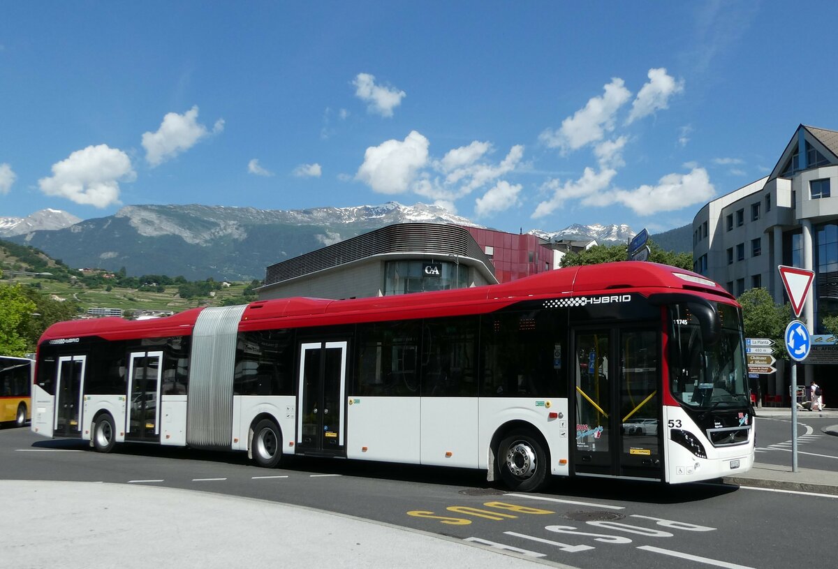 (251'210) - PostAuto Wallis - Nr. 53/VS 531'435/PID 11'745 - Volvo am 9. Juni 2023 beim Bahnhof Sion