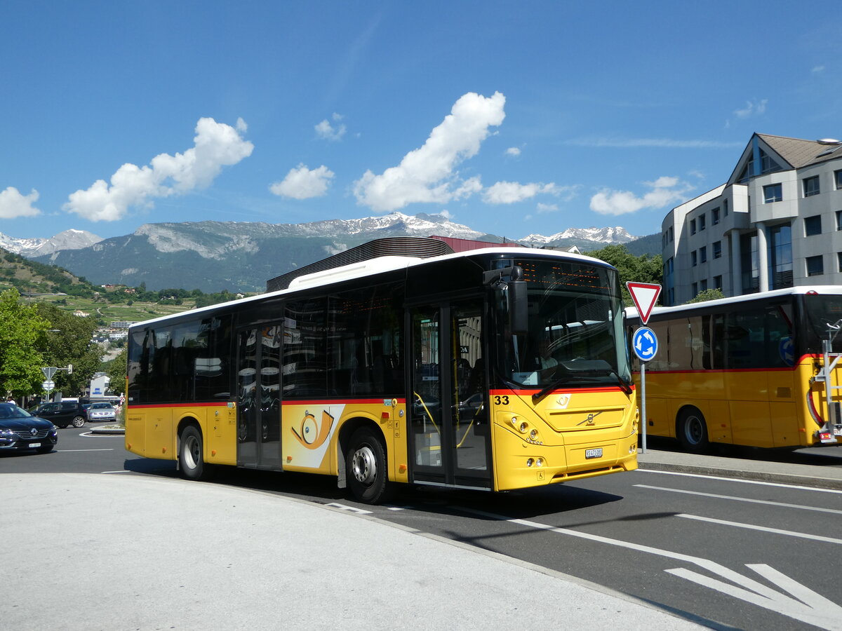 (251'215) - PostAuto Wallis - Nr. 33/VS 471'080/PID 10'789 - Volvo (ex TRD, Savise) am 9. Juni 2023 beim Bahnhof Sion