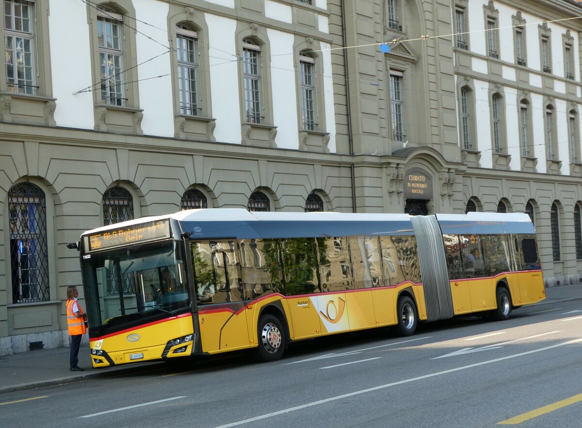 (251'330) - PostAuto Bern - Nr. 11'632/BE 408'909/PID 11'632 - Solaris am 10. Juni 2023 beim Bahnhof Bern