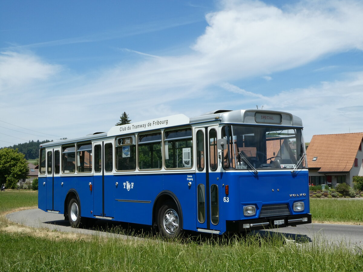 (251'720) - TF Fribourg (CTF) - Nr. 63/FR 180'988 - Volvo/Hess (ex TPF Fribourg Nr. 63; ex TF Fribourg Nr. 63) am 18. Juni 2023 in Wynigen, Landi