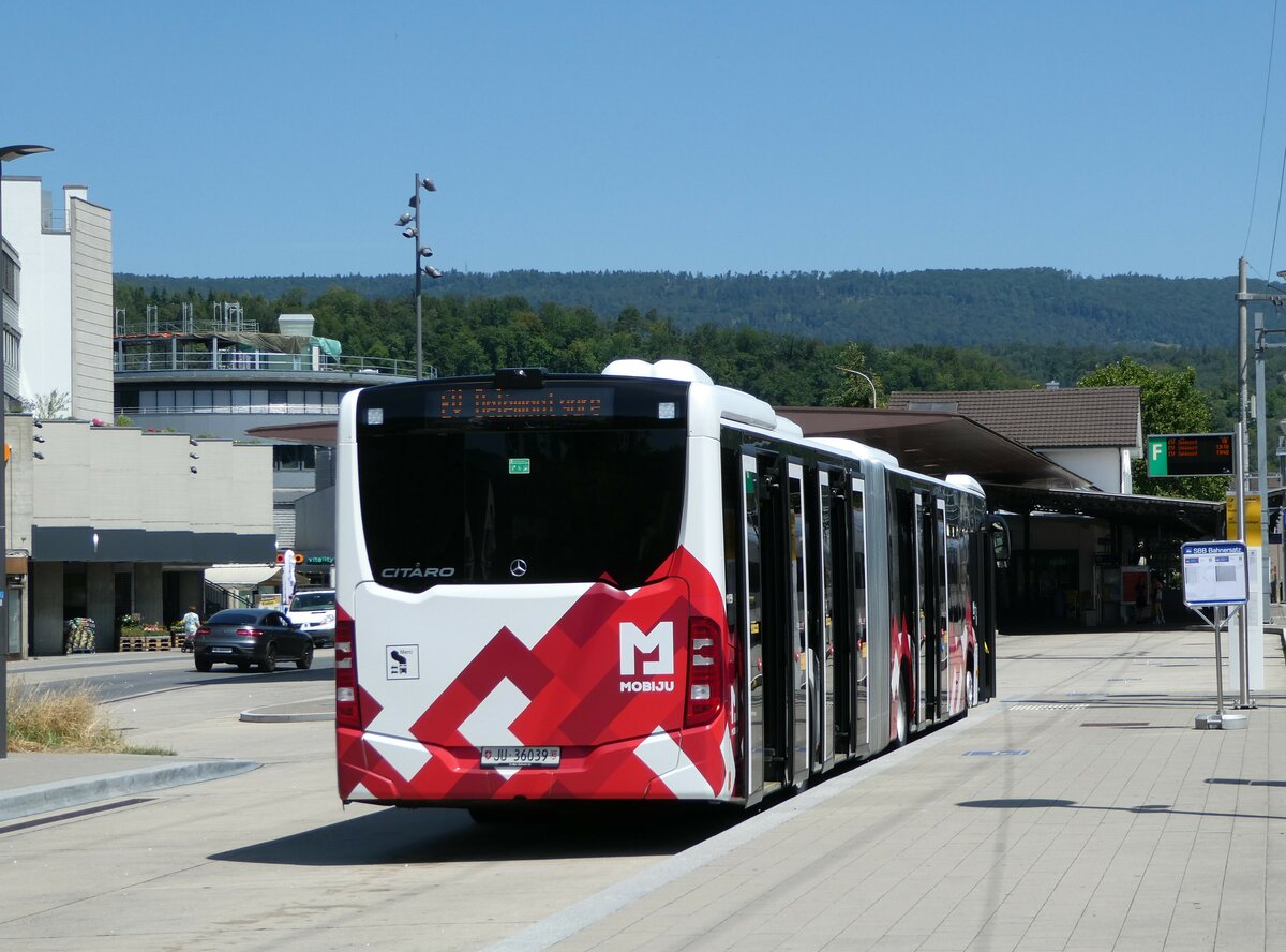 (252'416) - CarPostal Ouest - JU 36'039/PID 11'739 - Mercedes am 7. Juli 2023 beim Bahnhof Laufen