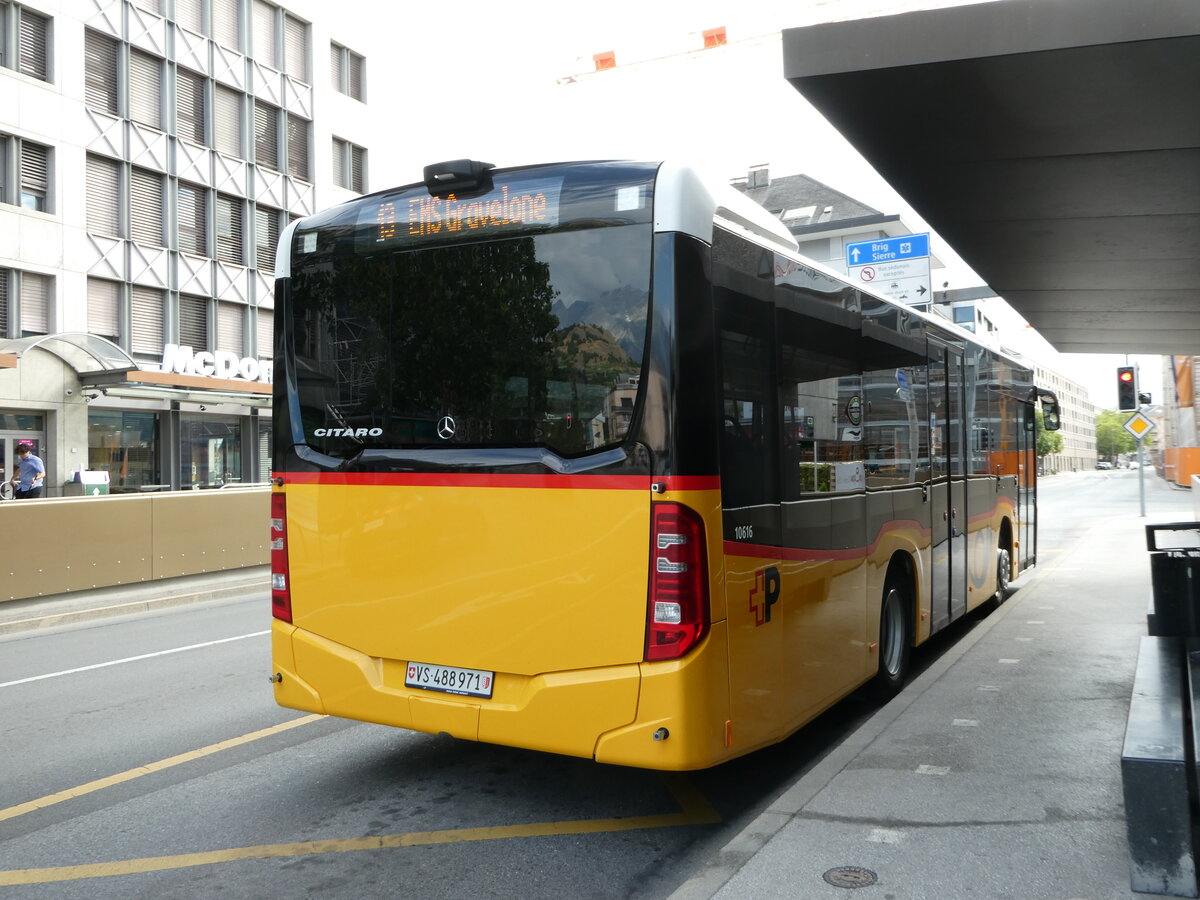 (252'460) - PostAuto Wallis - Nr. 45/VS 488'971/PID 10'616 - Mercedes am 8. Juli 2023 beim Bahnhof Sion