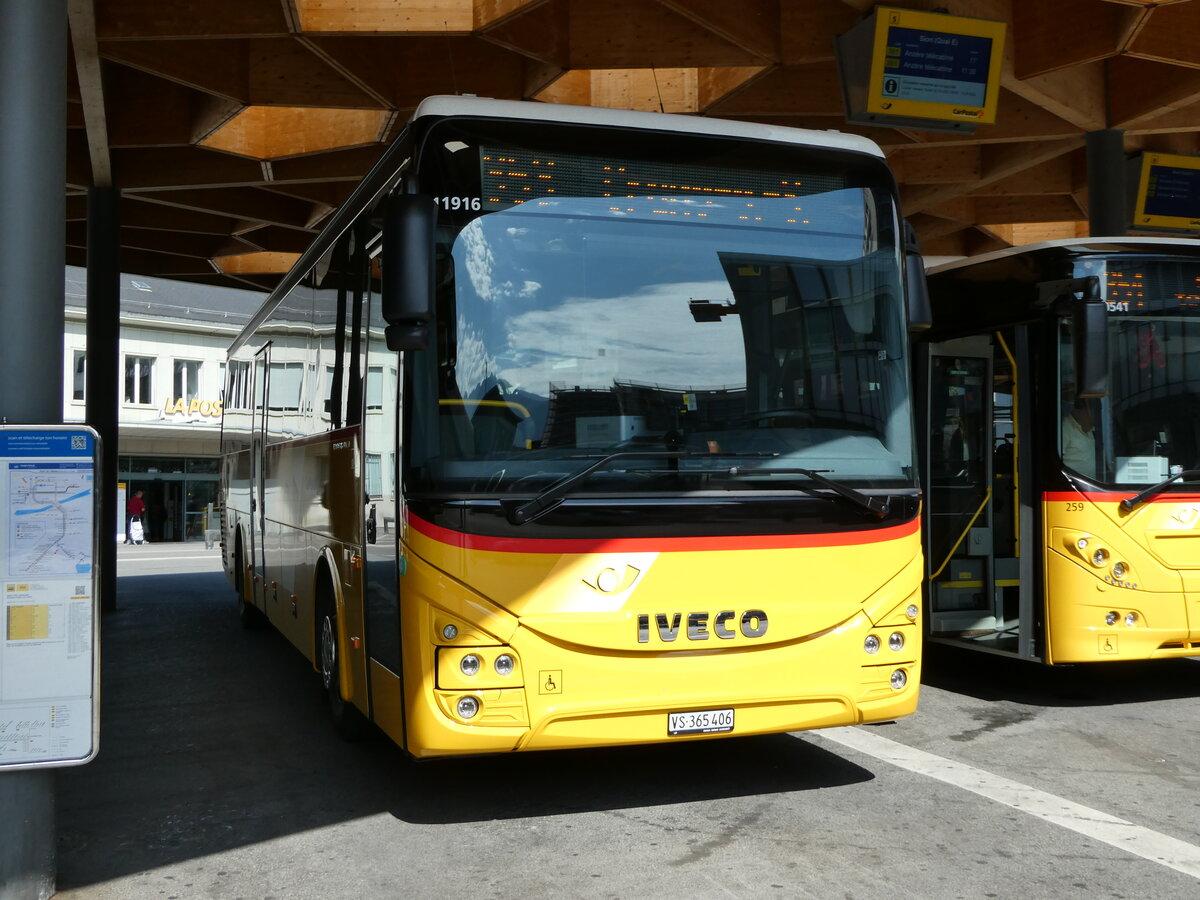 (252'462) - PostAuto Wallis - Nr. 46/VS 365'406/PID 11'916 - Iveco am 8. Juli 2023 beim Bahnhof Sion