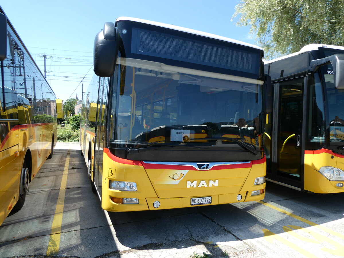 (252'480) - CarPostal Ouest - VD 607'725/PID 10'883 - MAN (ex NE 165'378; ex TMR Martigny) am 8. Juli 2023 in Yverdon, Garage