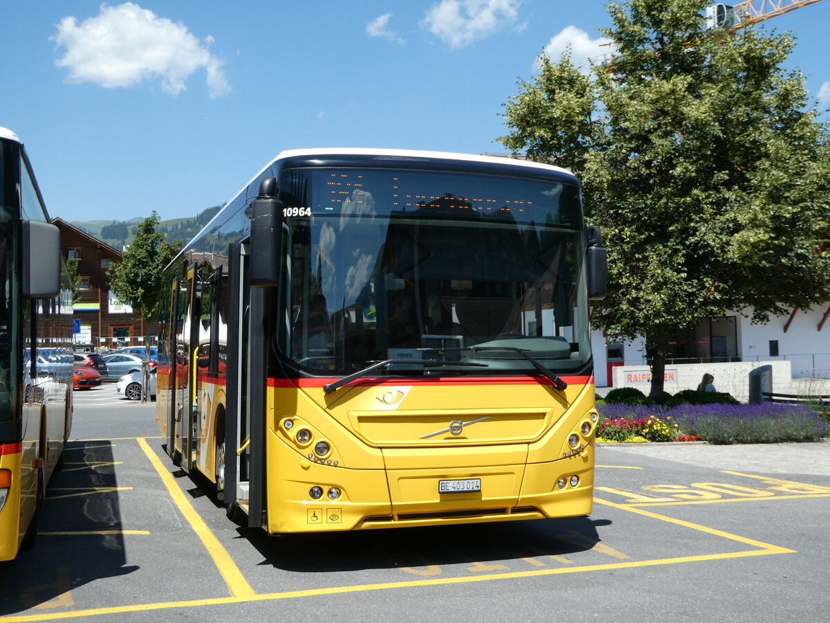 (252'627) - Kbli, Gstaad - BE 403'014/PID 10'964 - Volvo am 11. Juli 2023 beim Bahnhof Gstaad